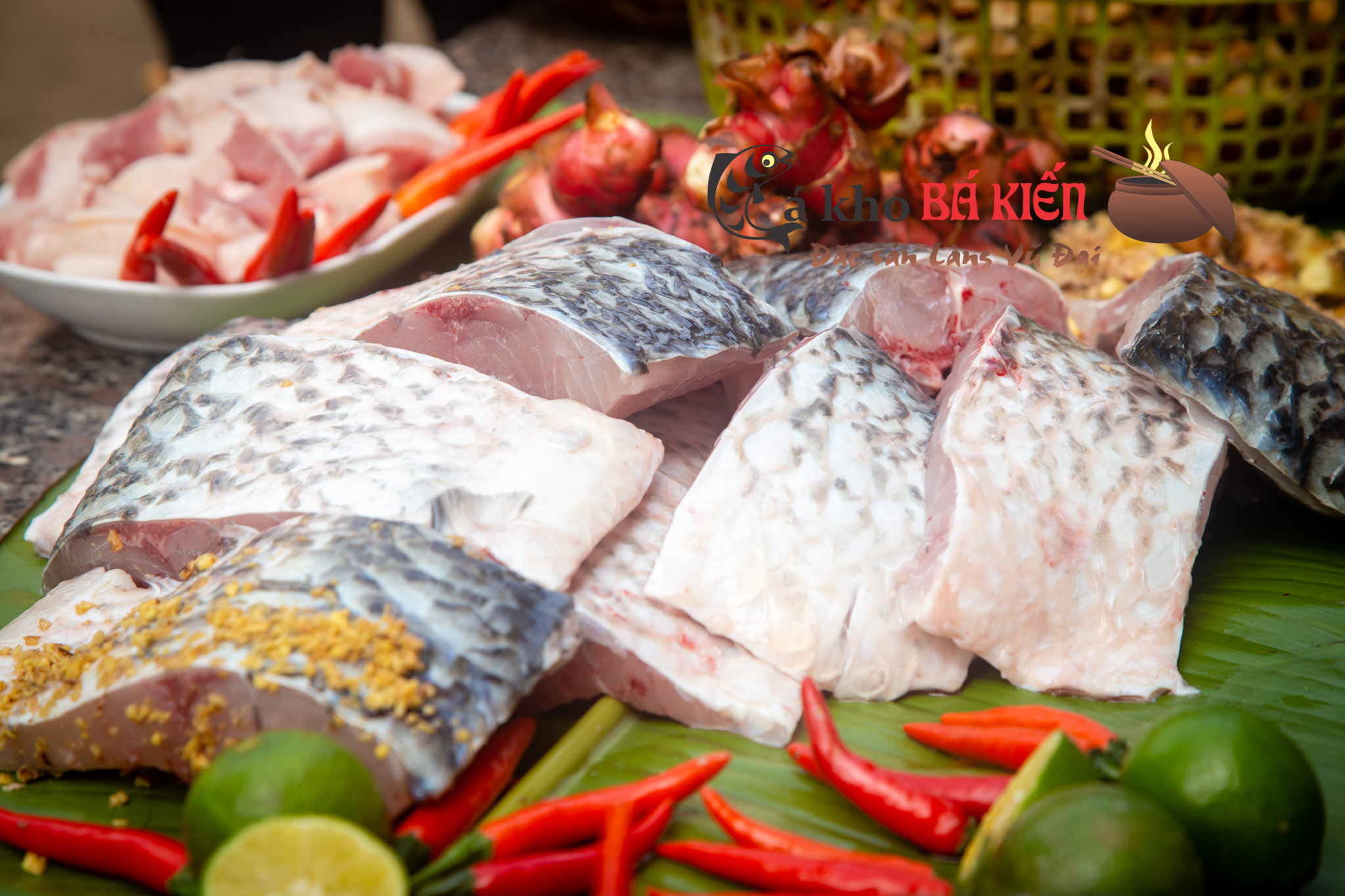  Cá trắm đên và hơn 10 loại gia vị tại quê hương làm nên món cá kho làng Vũ Đại hết sức đặc biệt